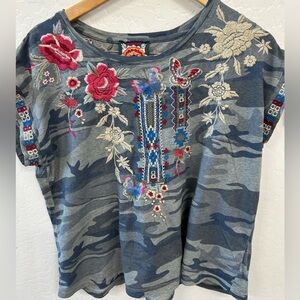 Johnny Was camouflage embroidered butterfly T-shirt M